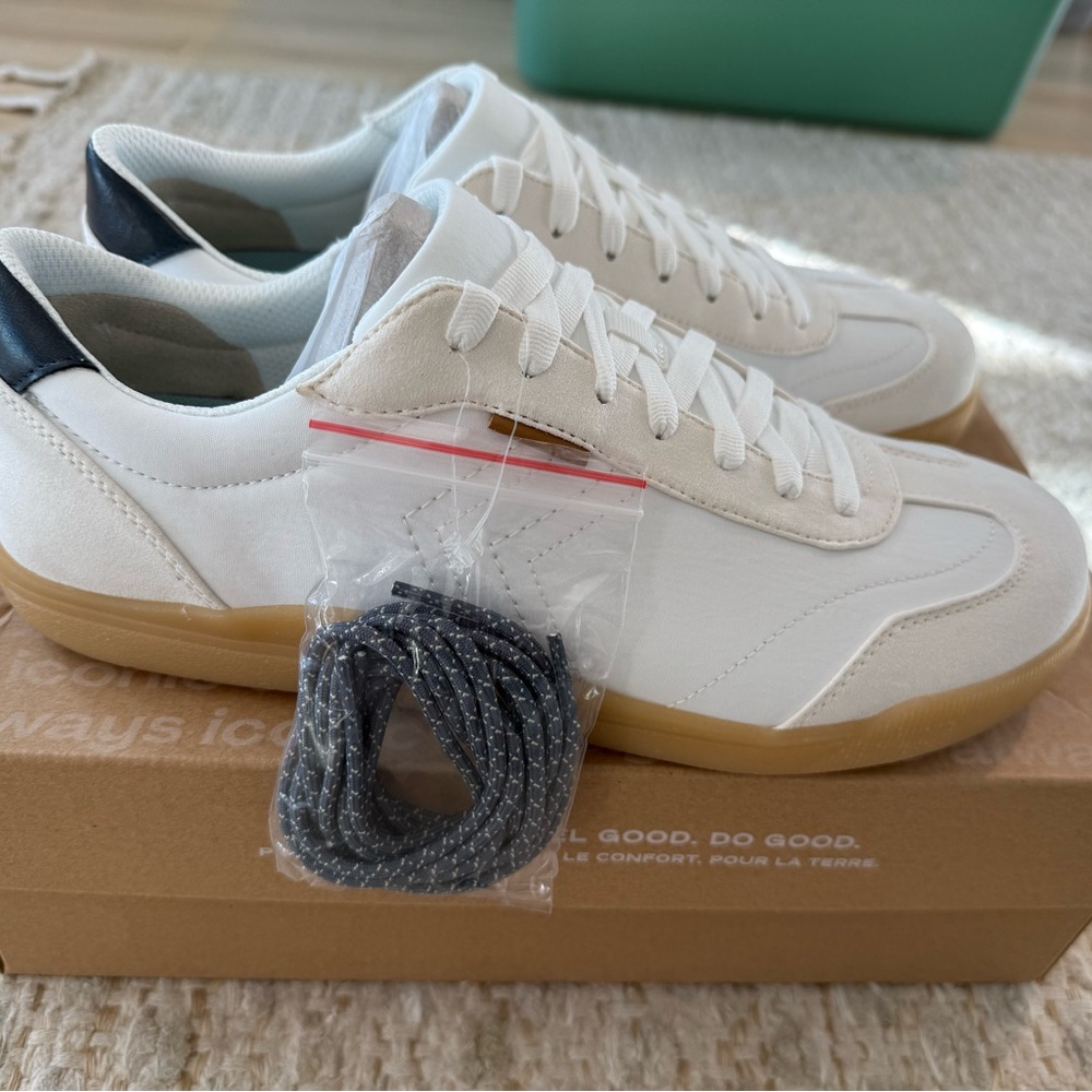 New in Box Dr Scholl’s Be True White Sneakers size 10 women